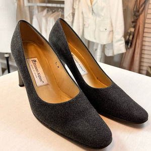 Vintage Etienne Aigner women's size 9 suede leather high heels, S188